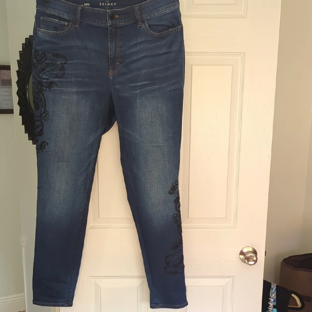 WHBM THE SKINNY Women's Blue With Black Embelishment Jeans Size 16W